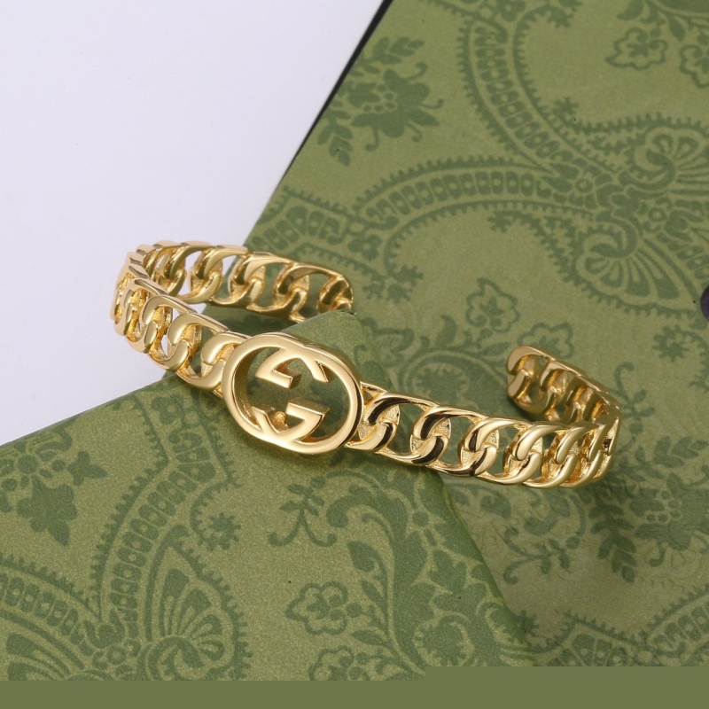 G*u*i bracelets